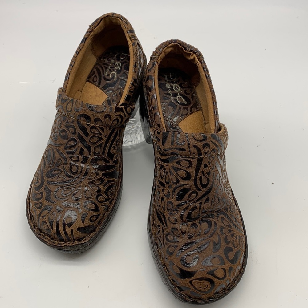 b o c Born Woman's Brown Leather Clog in Floral Pattern size 7M